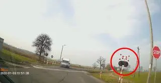 Kierowca wjechał na przejazd kolejowy, mimo czerwonego sygnalizatora