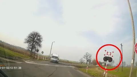 Na czerwonym wjechał na przejazd kolejowy. Nagranie