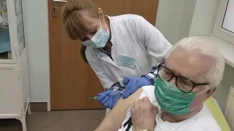 Lech Wałęsa zaszczepił się przeciw koronawirusowi. "Dziękuję, udało się"