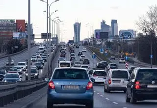 Centra miast nie dla starych samochodów. "Biedni ludzie mają kupować bardzo kosztowne auta"