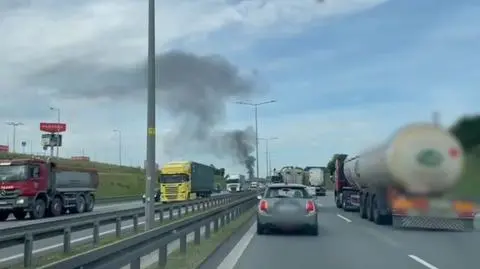 Pożar ciężarówki na autostradzie. Ogień pojawił się w hamulcach