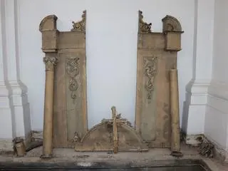 W kapsule złożono elementy ołtarza i krycyfiks