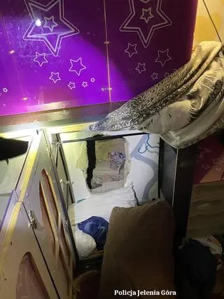 Mężczyzna ukrywał się za ścianą mieszkania