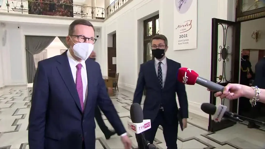 0405N305X MORAWIECKI NA SCHODKACH