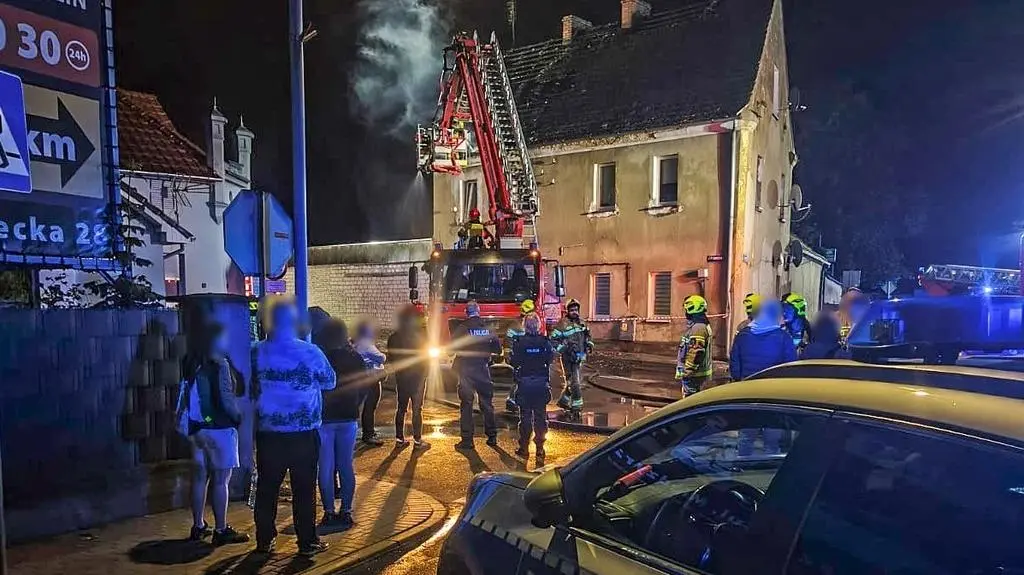 Z płonącego budynku ewakuowano pięć osób