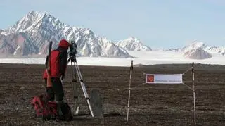 W trakcie badań geodezyjnych, na tle Lodowca Torella