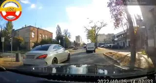 Wyprzedzał na podwójnej ciągłej i na przejściu. Prawie potrącił pieszą