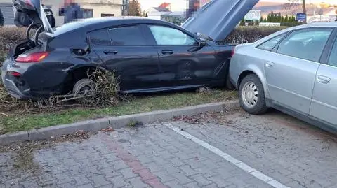 Ściął znak drogowy, latarnię i uszkodził pięć aut