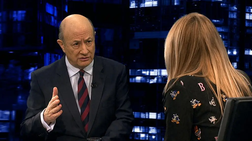 Był prezesem banku i trochę się nauczył zapewno jak robić prezentacje