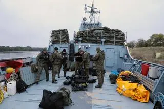 Przygotowania do neutralizacji 5,4-tonowej bomby Tallboy zalegającej na dnie Kanału Piastowskiego w Świnoujściu
