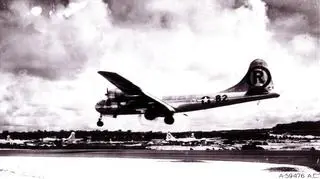 Bombowiec strategiczny B-29 Superforteca, nazwany Enola Gay, ląduje na Tinian