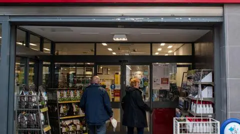 Brytyjska sieć ma zamknąć kilkadziesiąt sklepów. Pracę straci ponad tysiąc osób