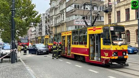 Zderzenie z tramwajem w centrum miasta. Ucierpiały trzyletnia dziewczynka i jej matka