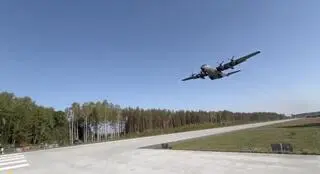 Tak ląduje C130 Hercules - największy transportowiec w polskiej armii 
