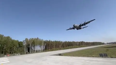 Tak ląduje C130 Hercules - największy transportowiec w polskiej armii 