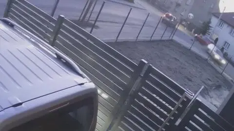 Najpierw zahaczyła o dwa auta, potem wjechała w dom 