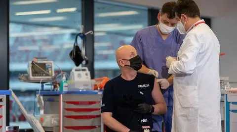 Sześciu na dziesięciu policjantów chce się zaszczepić. Prawie połowa przyjęła już pierwszą dawkę