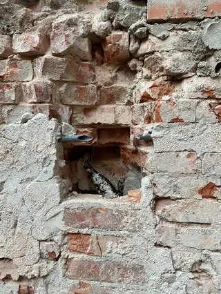 Butelka wmurowana w ścianę 