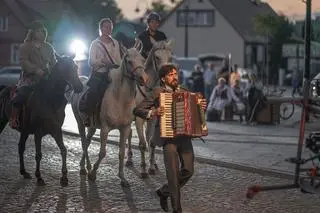 Głównym bohaterem filmu jest Karol Świetlicki, dyrektor Miejskiego Ośrodka Animacji Kultury w Wasilkowie