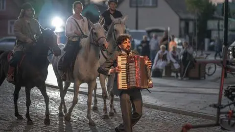 Głównym bohaterem filmu jest Karol Świetlicki, dyrektor Miejskiego Ośrodka Animacji Kultury w Wasilkowie