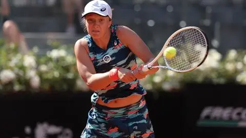 Iga Świątek extends winning streak to 25 games to reach Italian Open last eight