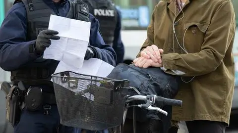 Tysiące policjantów na europejskich ulicach. Mają pilnować przestrzegania surowych obostrzeń na święta