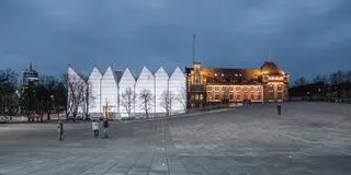 Centrum Dialogu "Przełomy", a za nim biały budynek Filharmonii w Szczecinie oraz gmach komendy policji