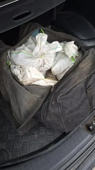 Bursztyn ukryty był w czarnej torbie 