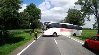 Autobus całkowicie zablokował dojazd do wypadku