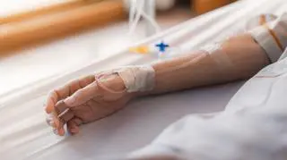 Lekarze ostrzegają, że kroplówka nie leczy kaca