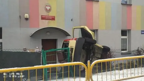 Dachowała, uderzyła w płot i budynek