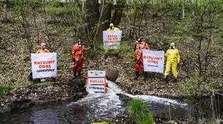 Naukowcy sprawdzają stan zasolenia Odry. Greenpeace symbolicznie zablokował zrzut ścieków z kopalni