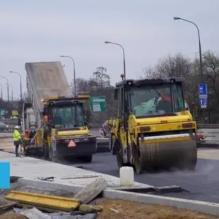 Układanie nawierzchni na Trasie Łazienkowskiej