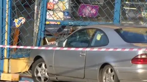 Samochód wjechał w kiosk