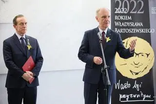 Tomasz Grodzki i Bogdan Klich podczas otwarcia wystawy "Bartoszewski 1922-2015. Pod prąd-Pamięć-Pojednanie" w Senacie