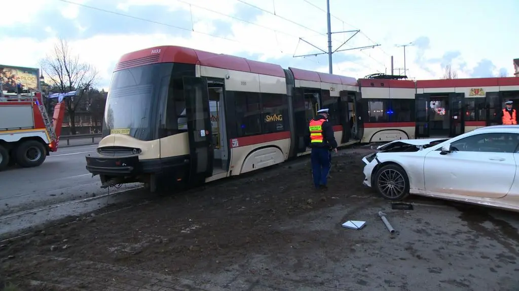 Na miejscu wypadku jest policja i Straż Pożarna