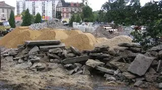 Hałdy piachu i sterty betonu