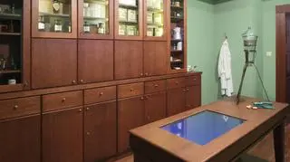 Farmaceutyki w szafach Apteki pod Orłem