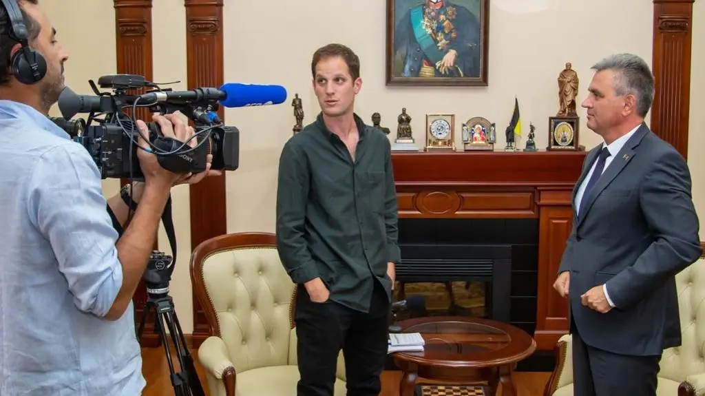 Evan Gershkovich na zdjęciu udostępnionym przez jego redakcję