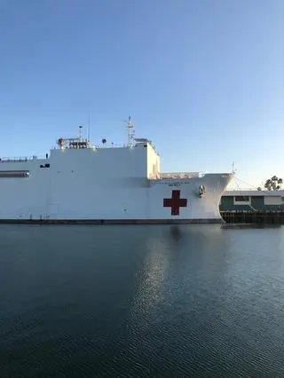 Do Los Angeles przypłynął statek szpitalny Mercy