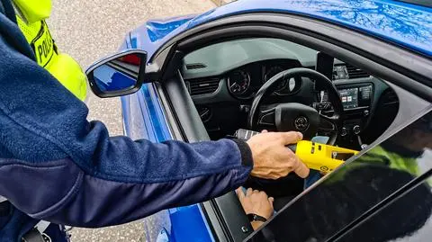 Jedno auto, dwoje pijanych kierowców. Żona wysiadła z auta i podmieniła męża za kierownicą 