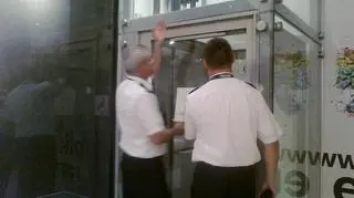 Panią Elżbietę próbowało uwolnić 2 ochroniarzy