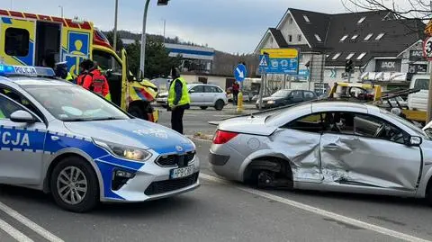 Zderzenie karetki na sygnale z autem osobowym