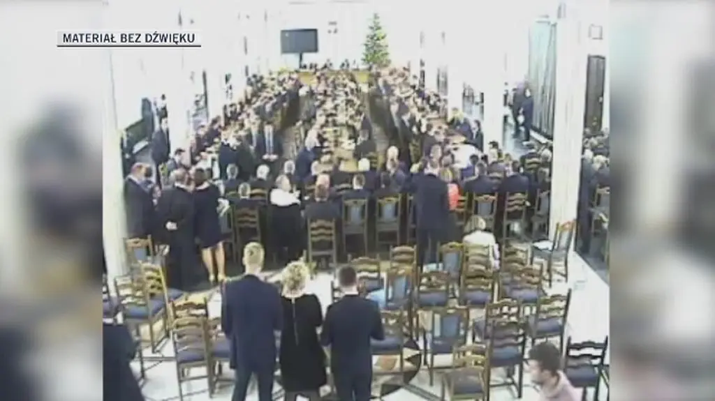 Nagranie z Sali Kolumnowej z administrowanej przez Straż Marszałkowską kamery cz. 1