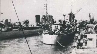 Polskie niszczyciele ORP Błyskawica i ORP Burza podczas wizyty w brytyjskim porcie Portsmouth w 1955 r