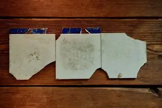 Ceramiczne szkliwione kafle ścienne z początku XX wieku