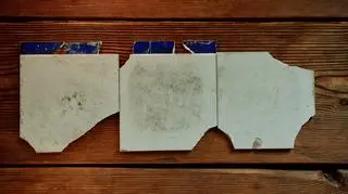 Ceramiczne szkliwione kafle ścienne z początku XX wieku