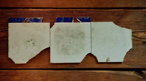 Ceramiczne szkliwione kafle ścienne z początku XX wieku