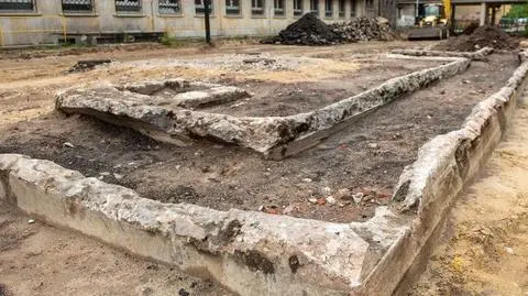 Niespodzianki podczas remontu ulicy: znaleźli resztki przędzalni sprzed lat i szczelinę przeciwlotniczą