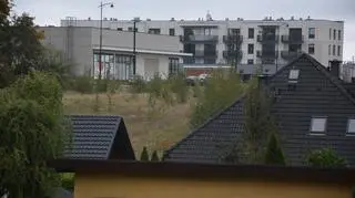 Sierakowice. Na obrzeżach wsi powstają galerie handlowe i osiedla mieszkaniowe nieróżniące się od tych, które są budowane w miastach
